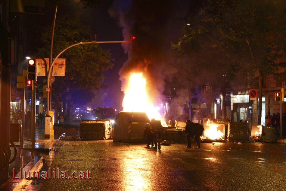 Barricades en flames contra l`enderrocament de Can Vies